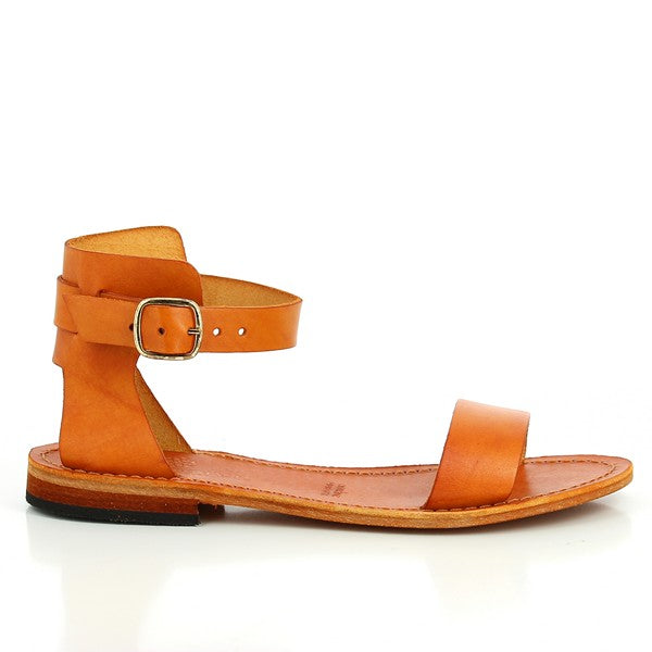 The Antichi Romani 147 Orange Slingback Sandals are beautifully presented in a chic, modern setting. The sandals feature a vibrant orange leather upper with a stylish slingback design and a comfortable 1 cm heel-platform. The soft leather lining is visible, emphasizing comfort, while the synthetic sole provides durability and grip. The classic round toe shape adds to the timeless appeal. The "Made in Italy" mark subtly highlights the high-quality craftsmanship of these handcrafted sandals.