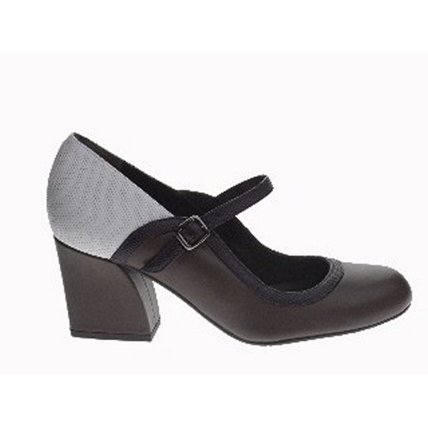 The Audley 17783 Black Mid Heel Pumps showcase a timeless and elegant design, crafted from high-quality black leather that exudes sophistication. The classic round toe shape adds a touch of refinement, while the 5cm mid-heel height provides a stylish lift without sacrificing comfort. Lined with soft leather, these pumps ensure a comfortable fit for all-day wear. The durable synthetic sole offers excellent traction, making them suitable for various occasions. 