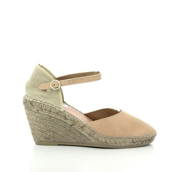 The Calzanor 1355 Beige Slingback Espadrilles are beautifully presented, showcasing their elegant design and craftsmanship. The espadrilles feature a soft beige leather upper with a classic round toe, exuding sophistication and versatility. The adjustable slingback strap provides a secure fit while enhancing the overall aesthetic. Set against a light, neutral background, the eco-friendly jute sole is prominently highlighted, emphasizing the brand's commitment to sustainable materials. 