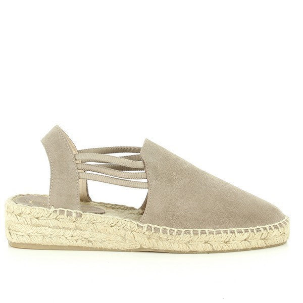 A pair of Calzanor 1635PO Taupe Espadrilles, beautifully designed with a classic and elegant silhouette. The shoes feature a soft taupe leather upper and lining, providing a sophisticated touch. The sole is made from natural yute fiber, showcasing a textured, woven finish that emphasizes sustainability and durability. With a comfortable 3 cm platform heel and a round toe design, these espadrilles effortlessly combine style and comfort. 