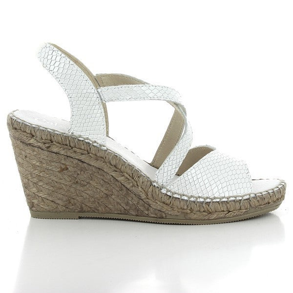 The image showcases a pair of Calzanor 1922 White Slingback Espadrilles elegantly presented against a clean, light background. The pristine white leather upper gleams, highlighting its soft texture and refined design. Hand-stitched details along the edges emphasize the artisanal quality, while the open slingback style adds a touch of sophistication. The 9cm jute platform heel is prominently displayed, providing a stylish lift, while the classic round toe shape enhances the timeless appeal of these shoes.