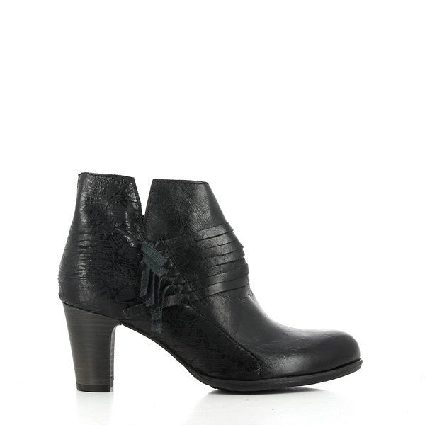 The side of the bootie showcases its sleek and streamlined silhouette, with a high-quality leather upper that hugs the foot. The 7cm heel adds elegance while maintaining a comfortable height.