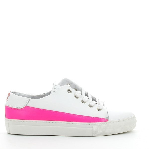 A sleek and minimalist side view of the Felmini C333 White & Pink Sneakers, showcasing the clean white leather upper with a subtle pink accent line. The round toe shape adds to the shoe’s modern, refined look, while the 2.5 cm heel-platform height provides a comfortable lift.