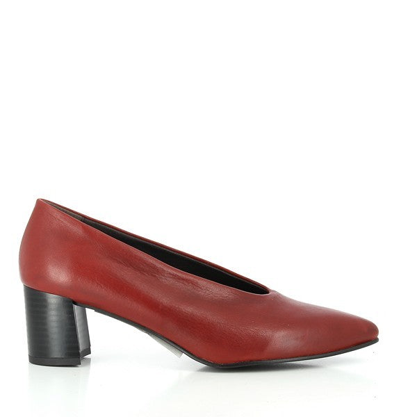 A clear shot of the sleek side profile of the red pump, highlighting its smooth leather upper and the classic, elegant design of the round toe. The 5.5 cm heel adds a graceful touch to the overall silhouette.