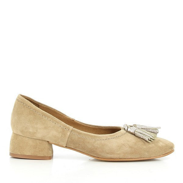 A sleek and elegant taupe leather pump with a smooth finish, featuring a gently rounded toe and a modest 3cm heel for all-day comfort.