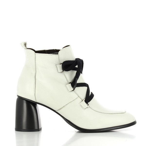 A clear view of the side of the Igualados 8926 Off White Ankle Boots, showcasing the sleek leather upper, smooth lines, and square toe design.