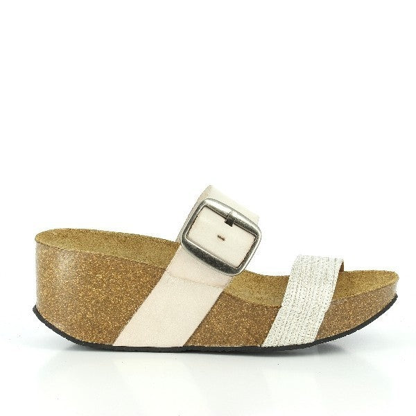 Step into refined elegance with Plakton's 273004 Beige Wedges. The subtle beige hue exudes sophistication, perfect for versatile styling.