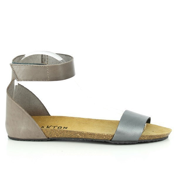 Elevate your look with Plakton's 575130 Slingback Sandals in soothing grey tones. Crafted from premium materials, these thong sandals blend comfort with modern style. Ideal for adding a touch of sophistication to your daily ensemble.