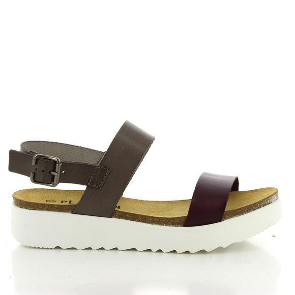 Highlight the classic charm of Plakton's brown sandal. Crafted with premium materials, it combines style with comfort, perfect for everyday wear or special occasions.